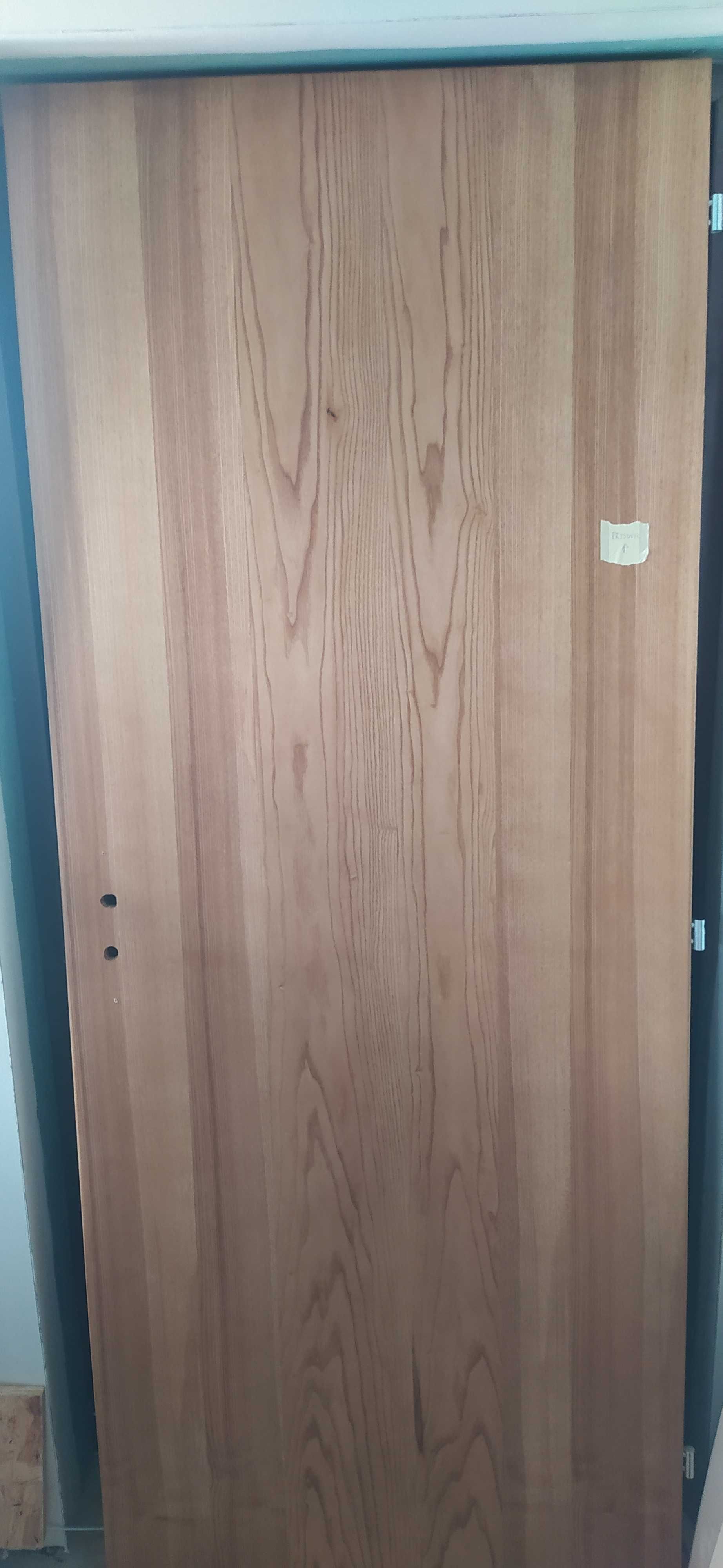 Drzwi drewniane pełne z ościeżnicą regulowaną