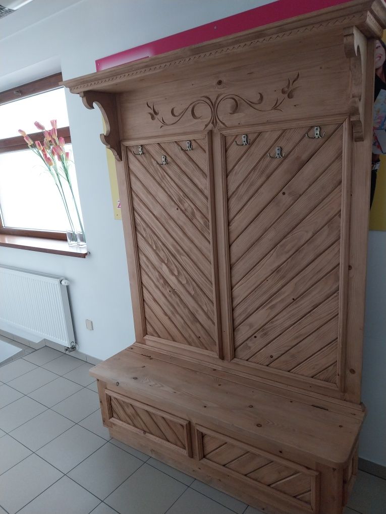 Wieszak regionalny do przedpokoju