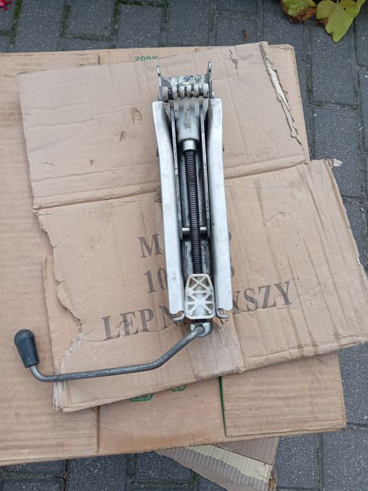 Lewarek samochodowy