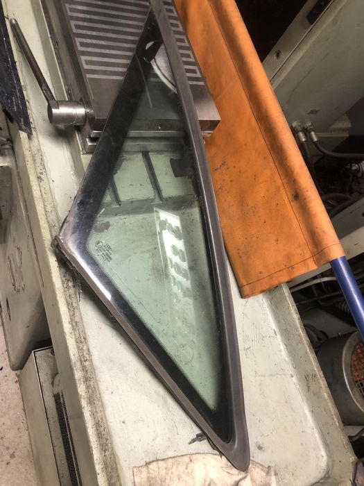 Задні кутові вклеєні віконця, скло Audi A6 C5 седан