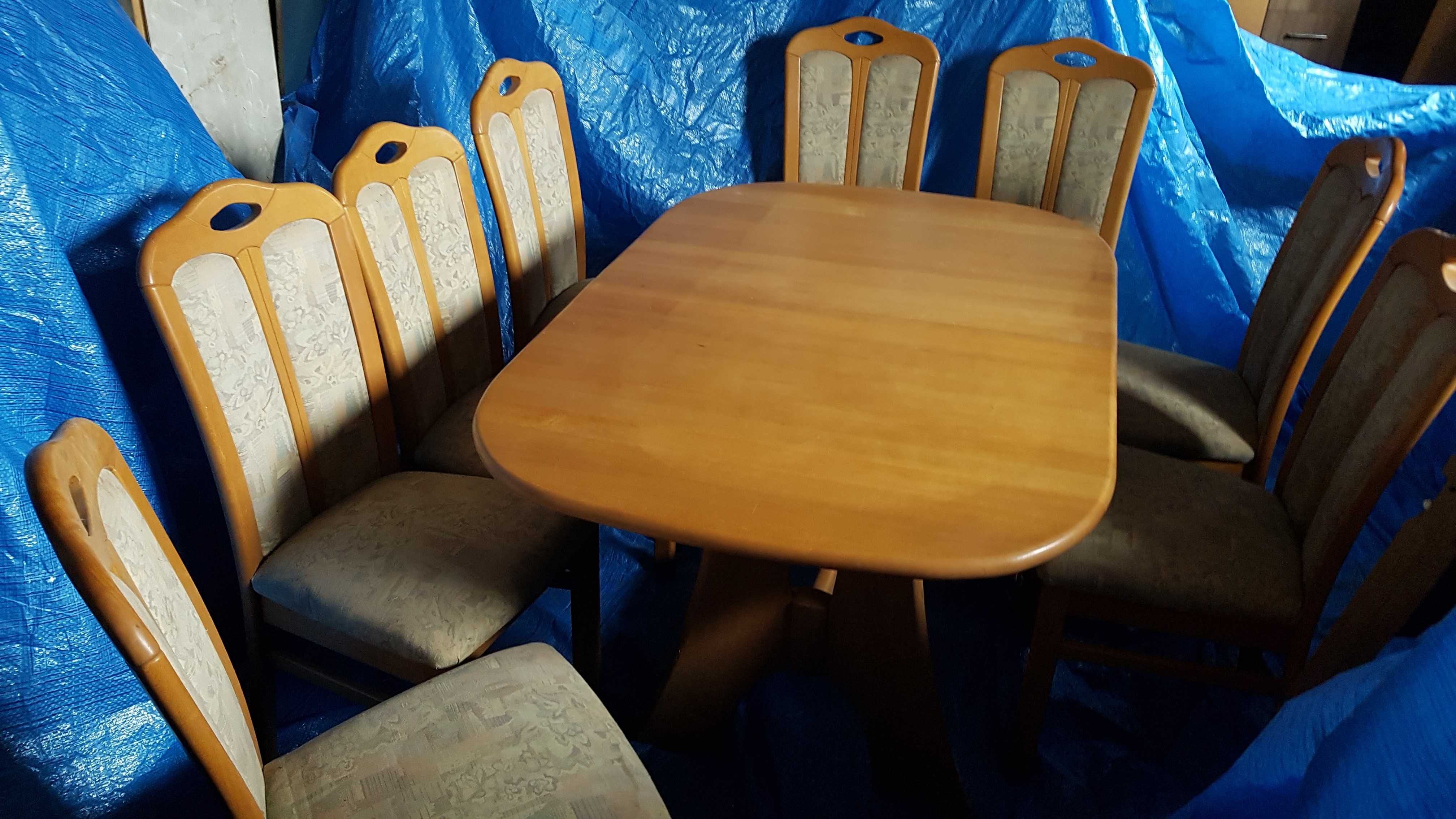 Stół rozkładany i 8 krzeseł. Drzewo bukowe.