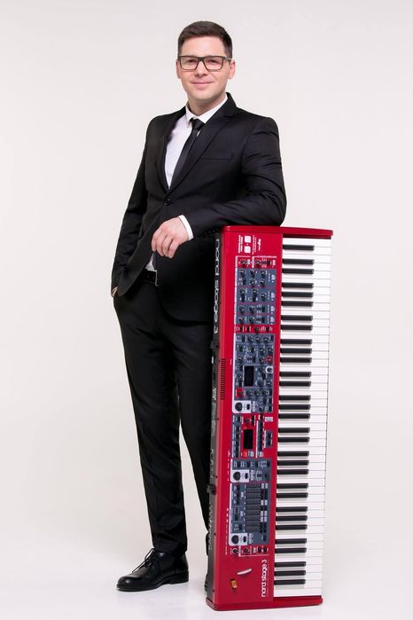 Уроки гри на фортепіано та синтезаторі .