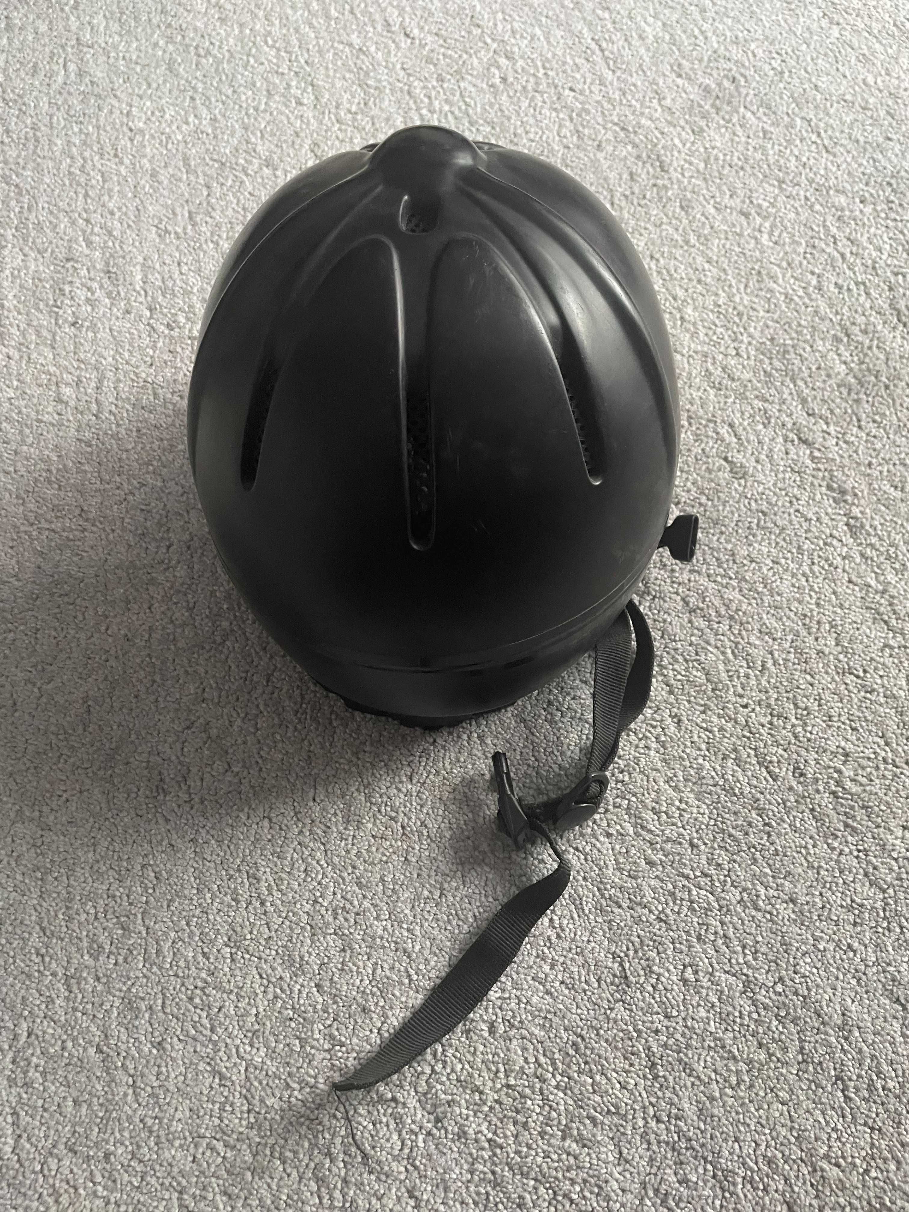 Kask jeździecki do jazdy konnej