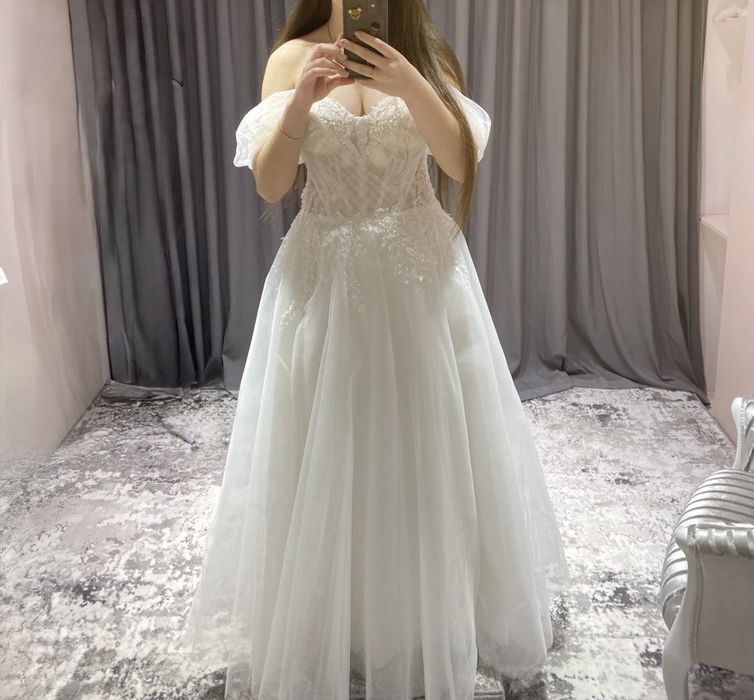 Весільна сукня довга з розрізом