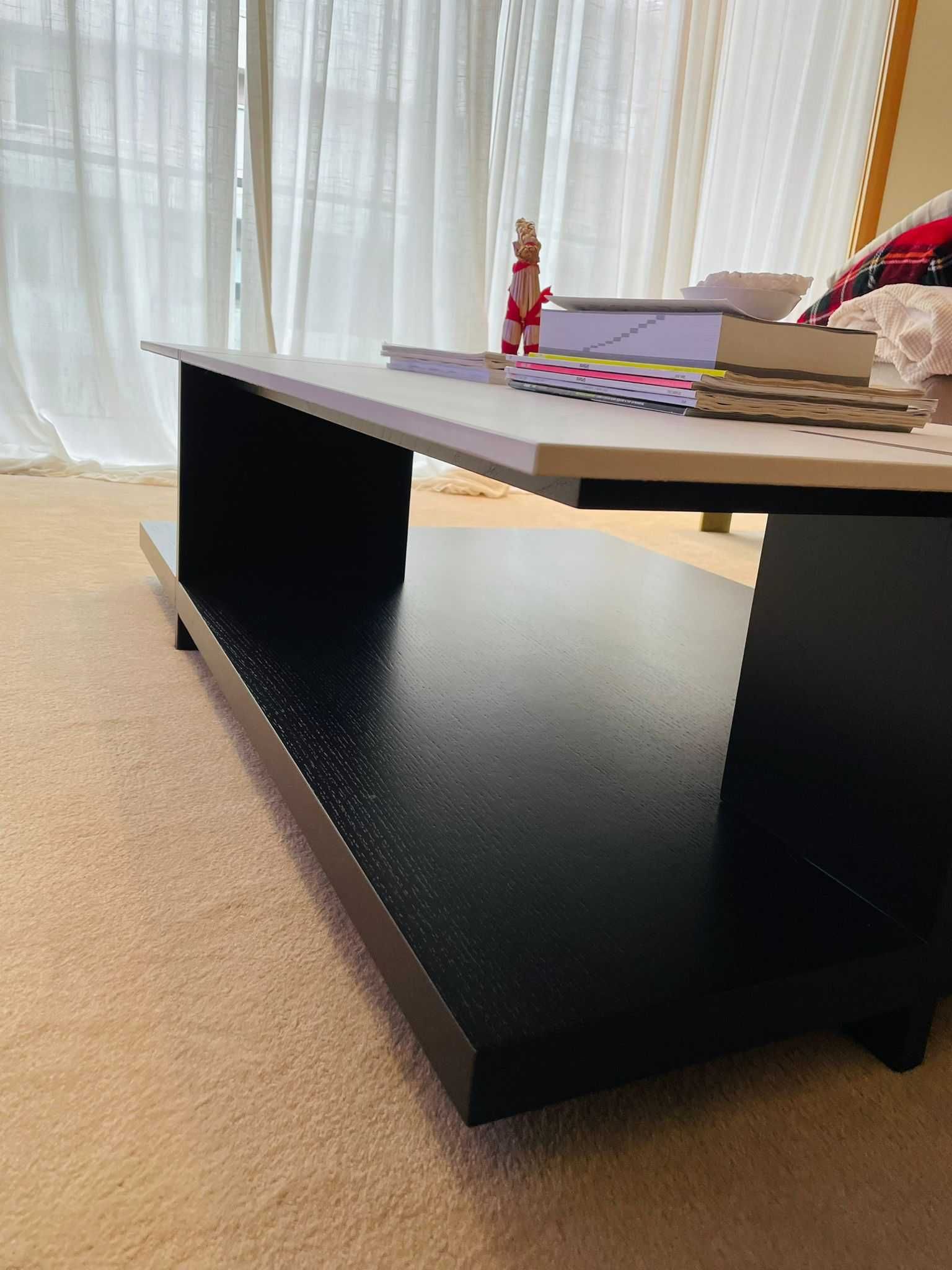 Mesa de centro folheado a carvalho escuro com tampo em dekton (Nova)