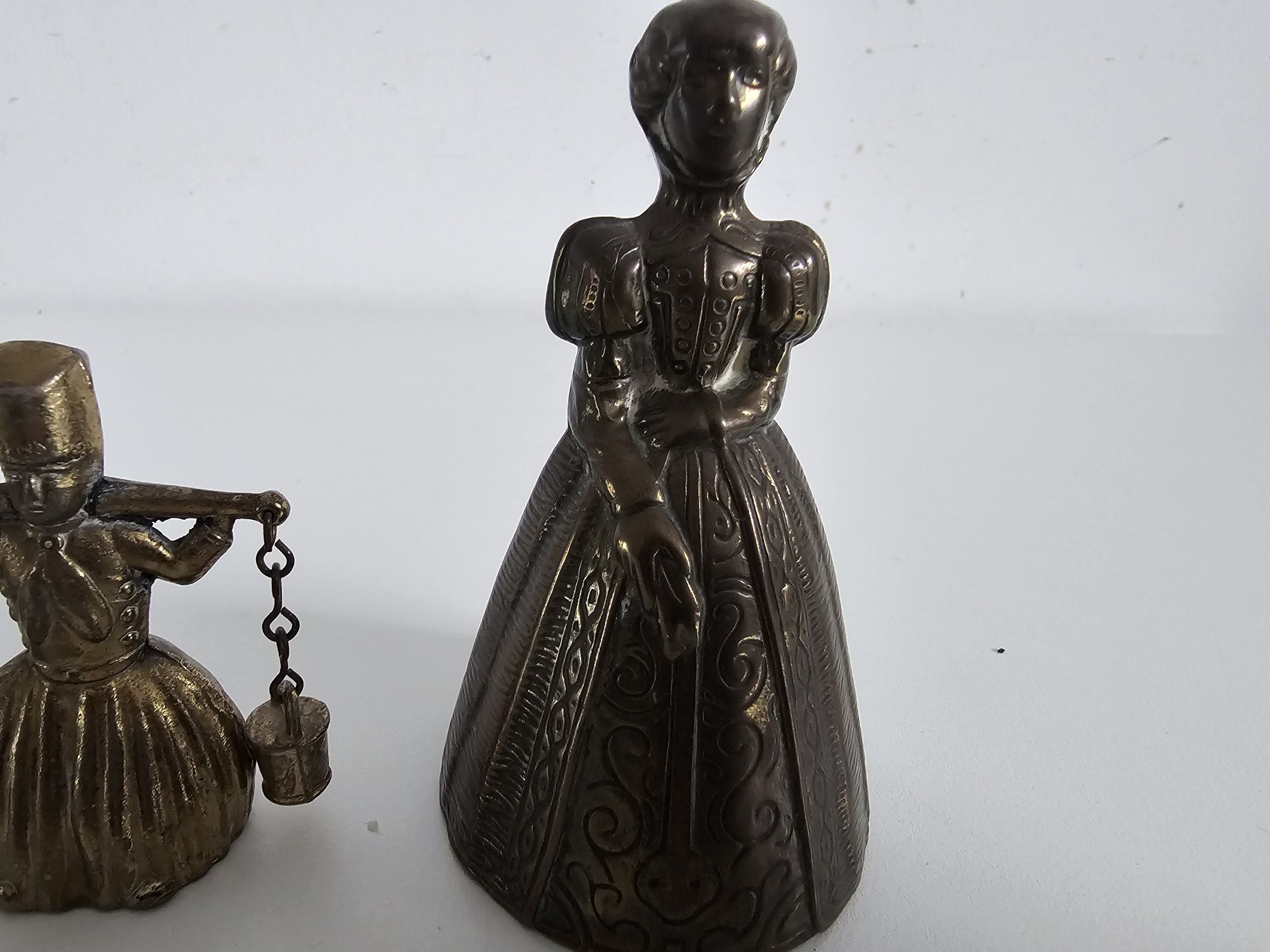 Mosiężne dzwonki oraz figurki wodzianka