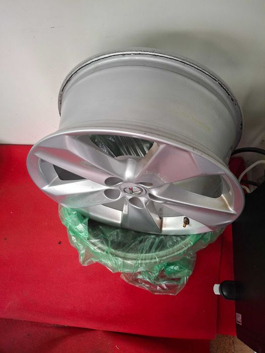 Sprzedam felgi aluminiowe 17 do Lexusa, stan bardzo dobry.