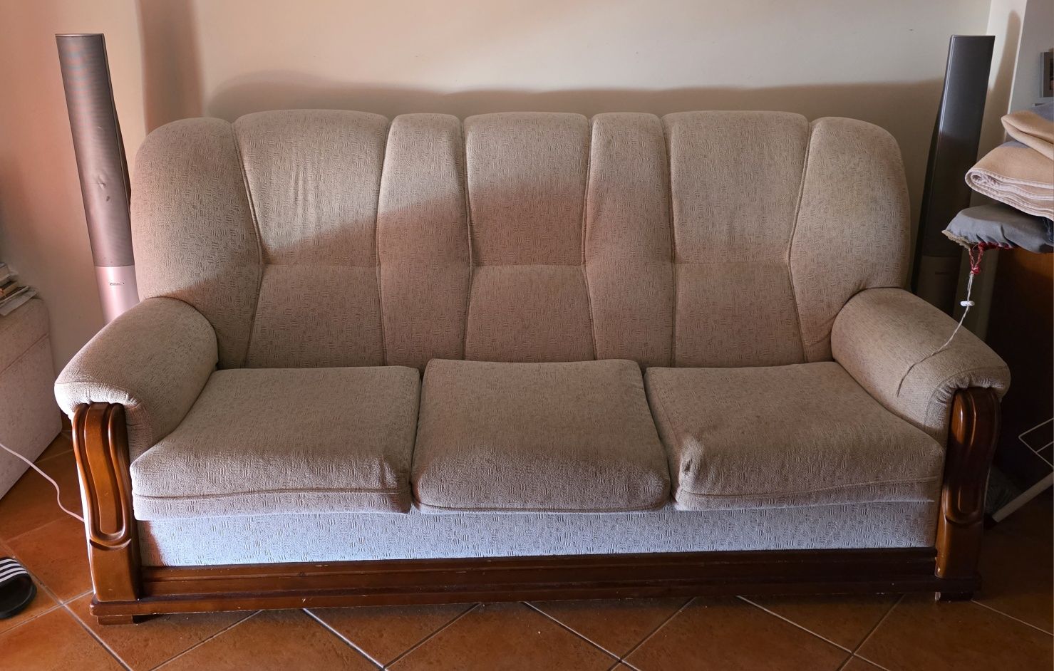 Sofá de 3 lugares com cama e 2 pufes