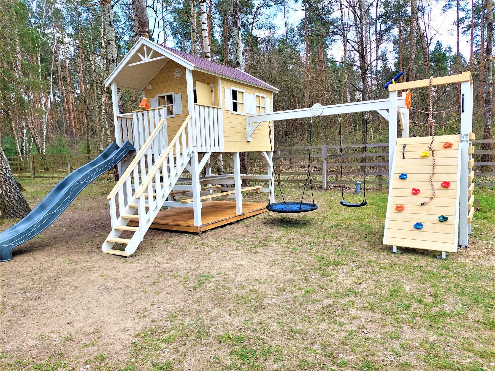 Duży drewniany plac zabaw dla dziecka