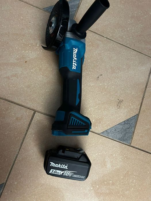 Sprzedam szlifierkę kątową Makita DGA 404 .