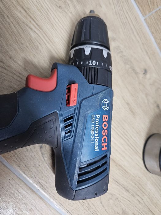 Niebieska wiertarko-wkrętarka Bosch GSB 1080-2-Li + 2 akumulatory