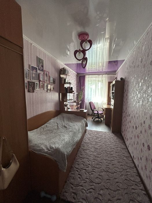 Стінка, шафа, письмовий стіл, туалетний столик, зеркало, стелаж