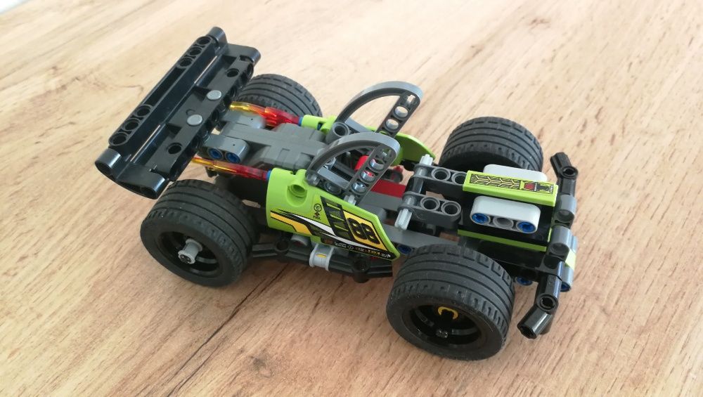 Wyścigówka LEGO TECHNIC nr 42072