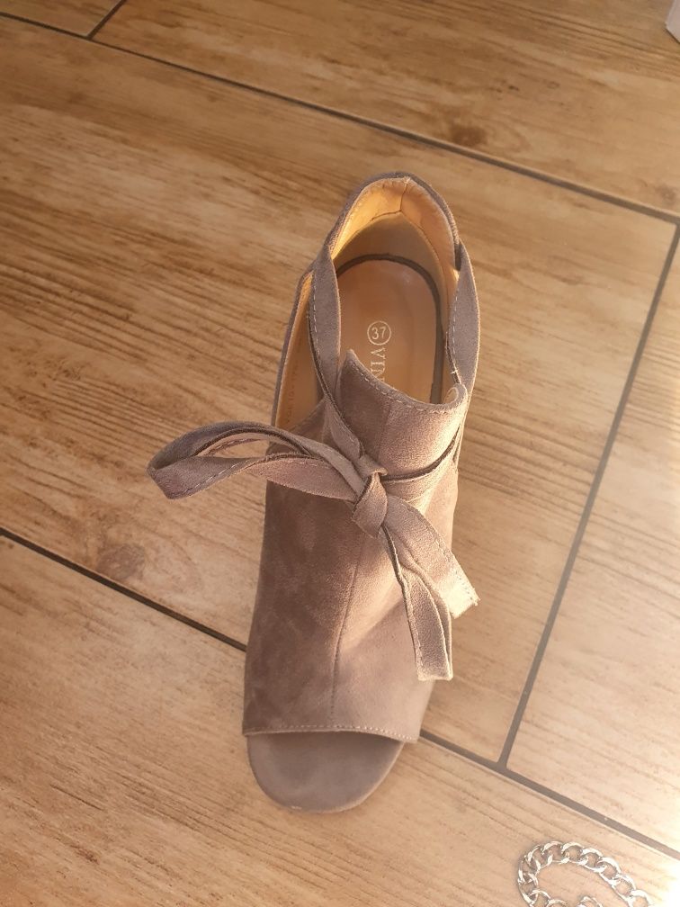 Buty na obcasie 37