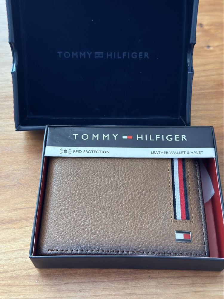 Carteira Tommy Hilfiger Castanha em pele