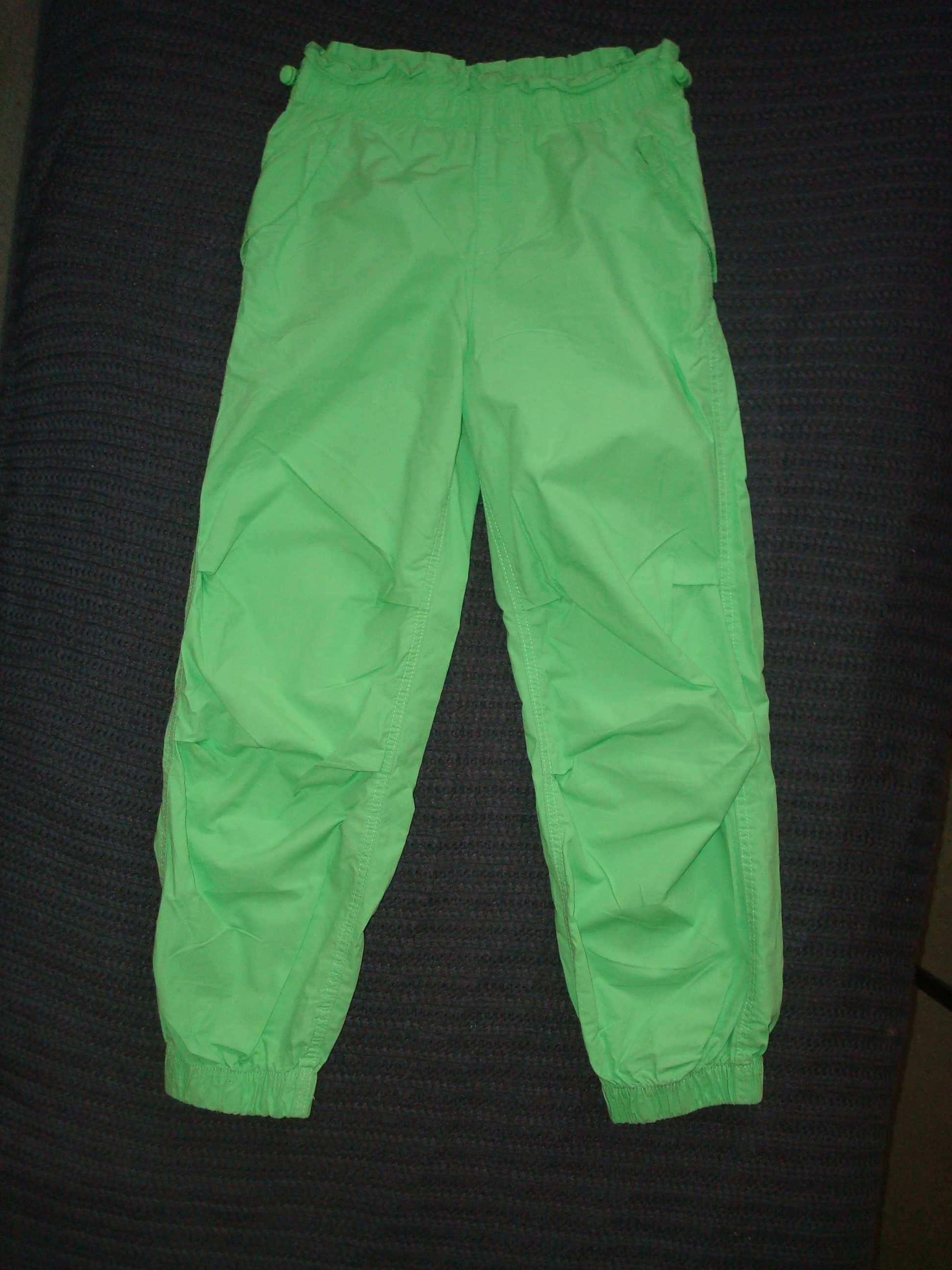 Zielone spodnie spadochrony na lato Primark rozmiar 140 cm