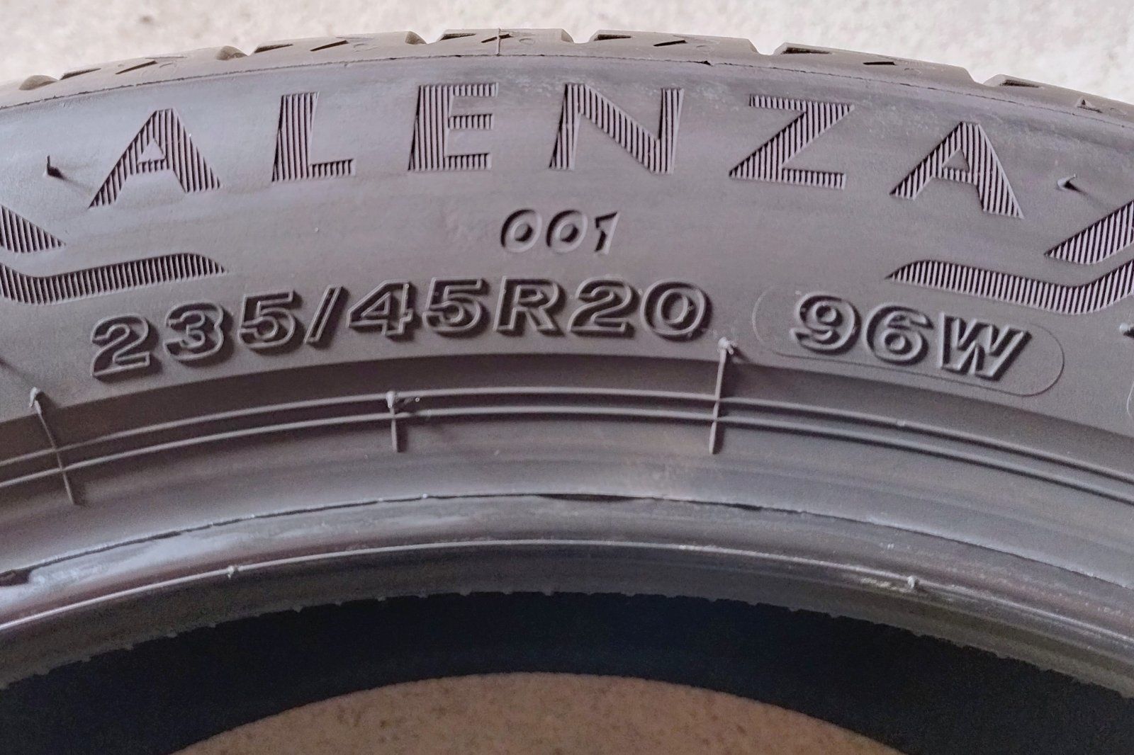 Шини літні R20 235/45 Bridgestone Alenza 001