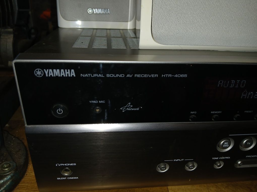 Amplituner Yamaha HTR-4065, subwoofer oraz satelitki.