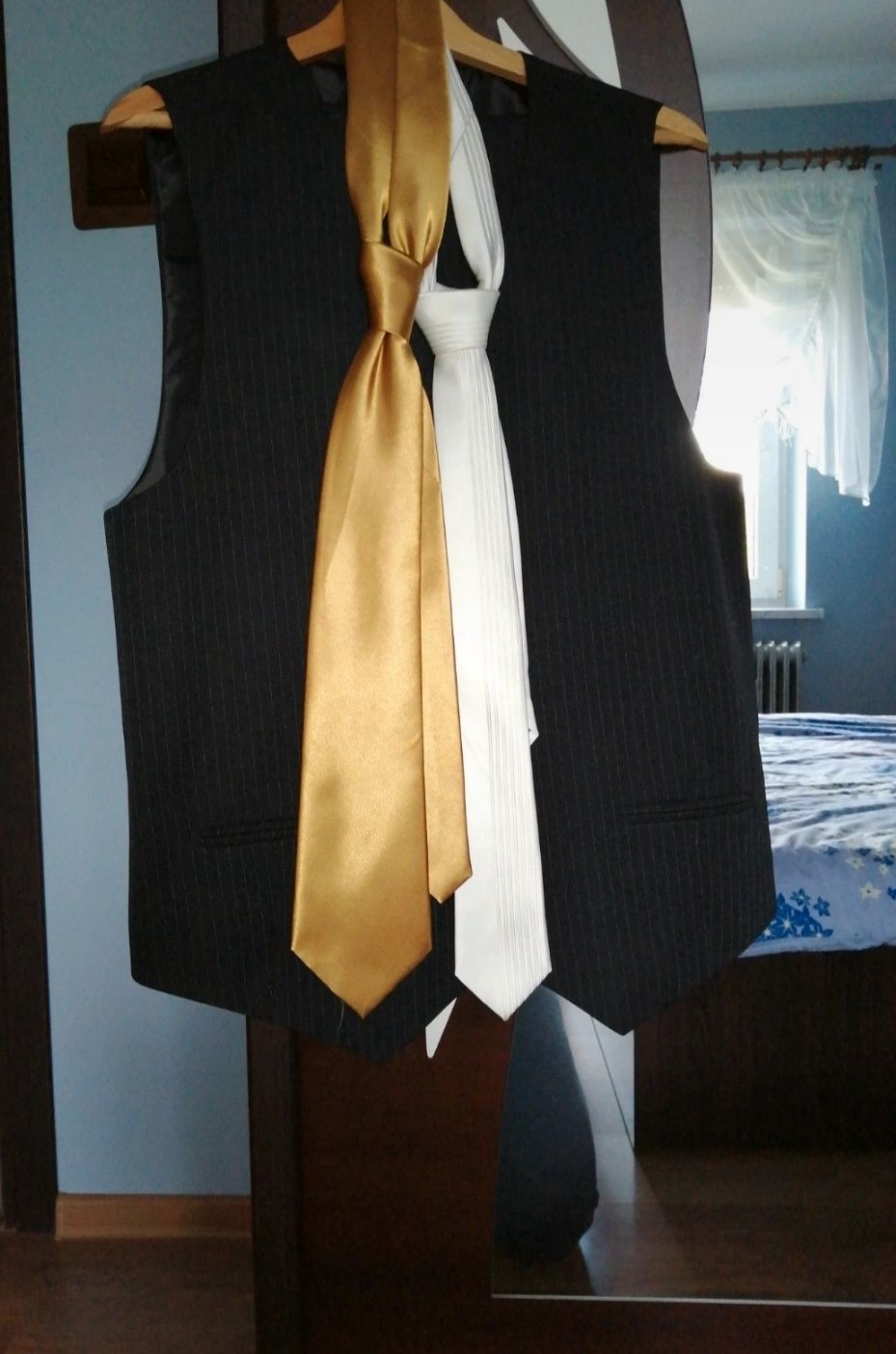 Garnitur, kamizelka, spodnie i 2 krawaty