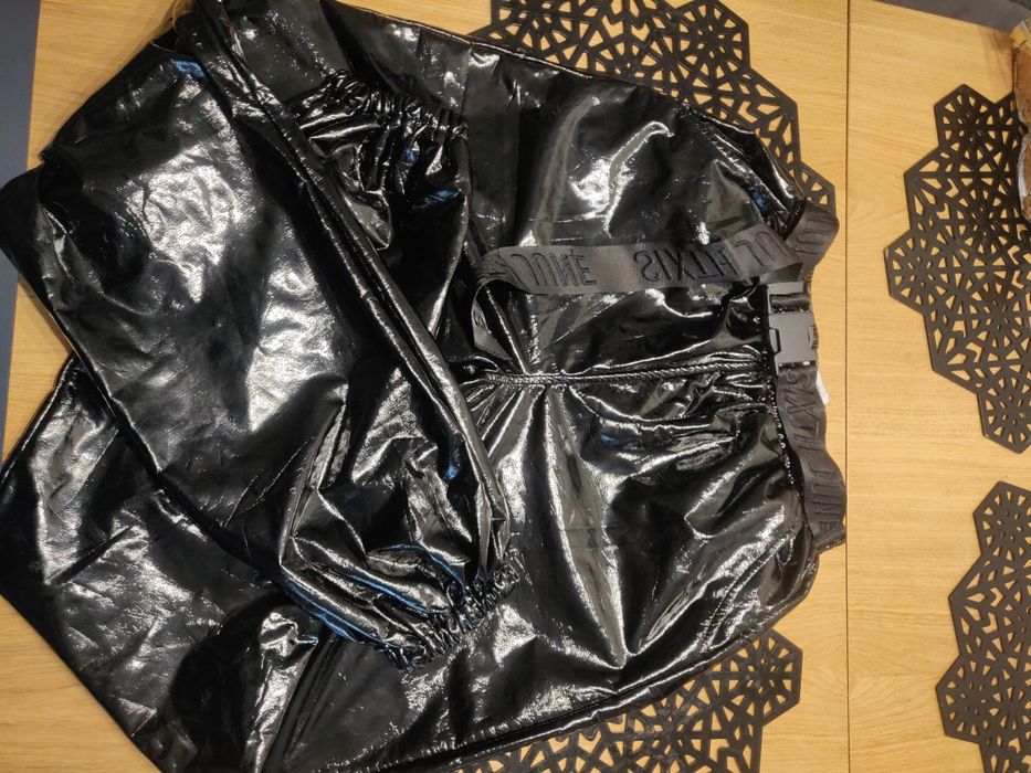 Sixt June lateksowe spodnie z paskiem