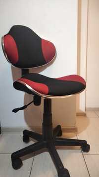 Krzesło obrotowe na kółkach czarno czerwone
