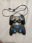 Dwa pady  do PS3 i kabel do ładowania idealny stan .