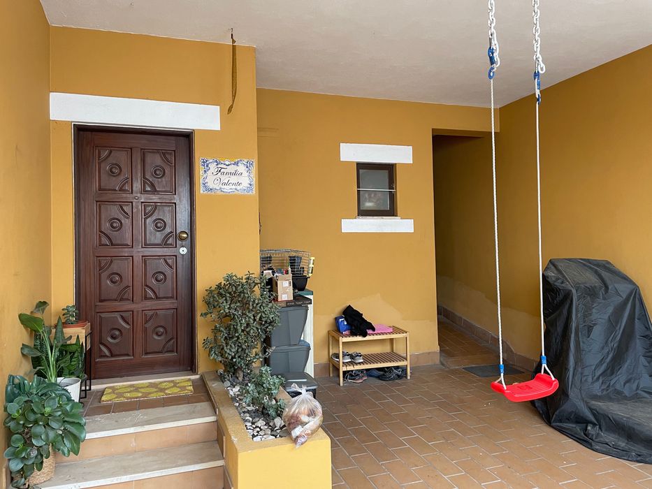 Vende moradia geminada