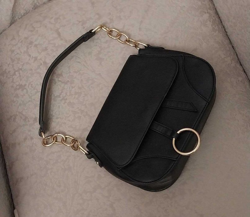 Чорна жіноча сумочка