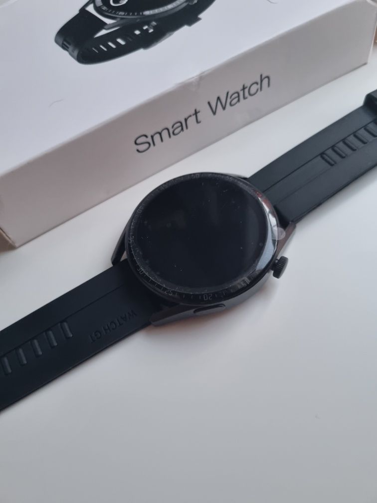 Czarny smartwatch okrągły