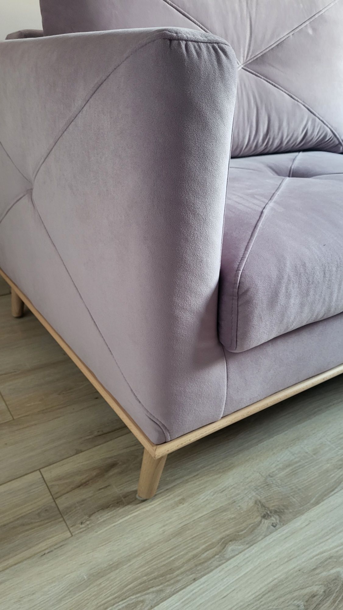 Sofa welurowa na drewnianych nóżkach