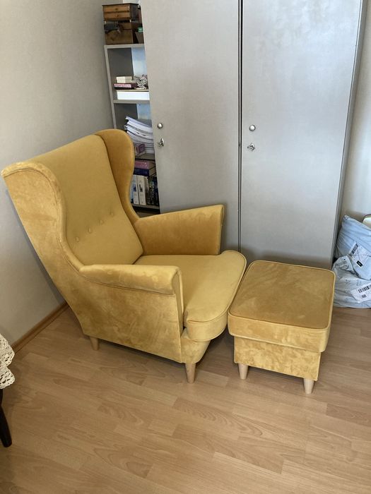 Fotel welurowy uszak musztardowy z podnóżkiem vintage retro