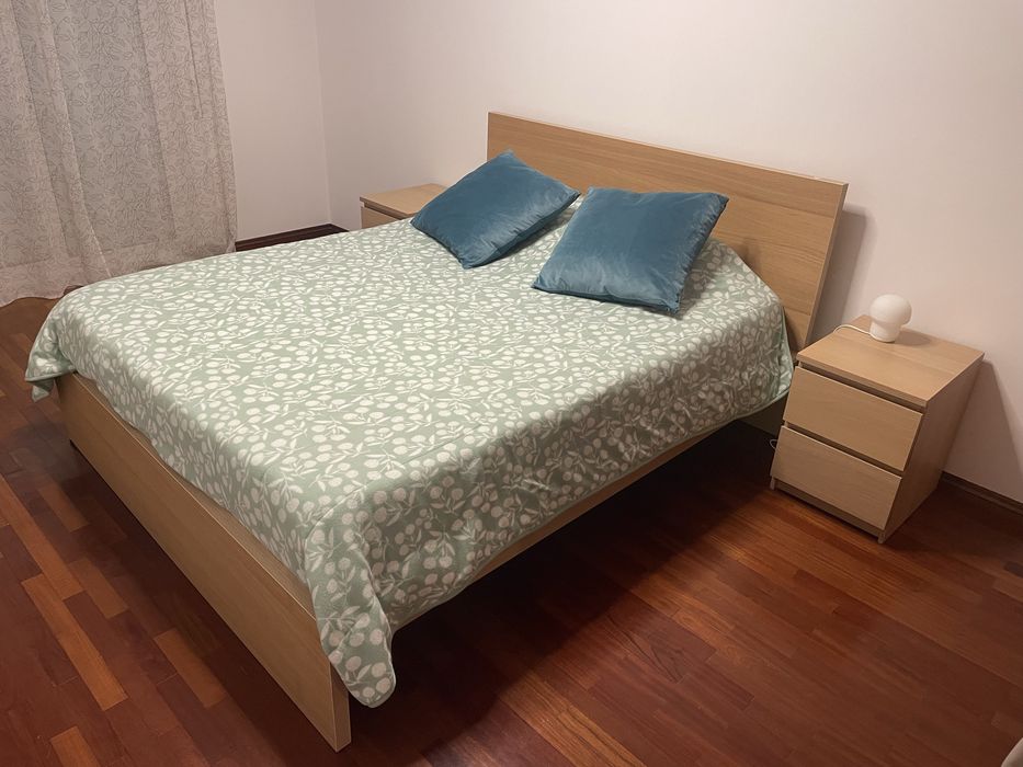 Cama+Colchão+Mesas de Cabeceira