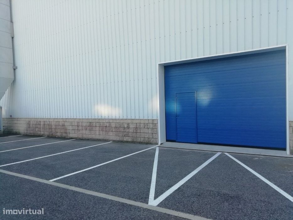 Armazém amplo junto à Faculdade de Medicina - Segurança 24h