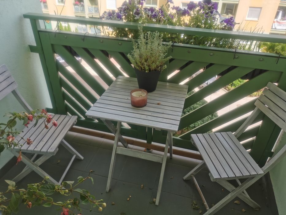 Meble balkonowe stół krzesła na balkon taras drewniane białe ogród