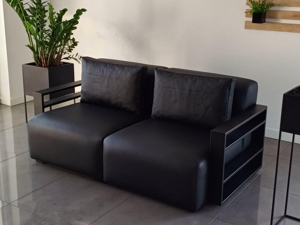 Sofa 2 modułowa czarna skóra naturalna metalowe podłokietniki loftowa