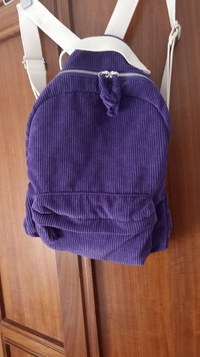 Pequena mochila  roxa em veludo