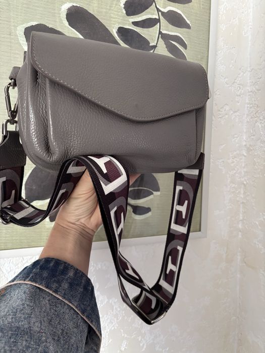 Нова шкіряна сіра сумочка