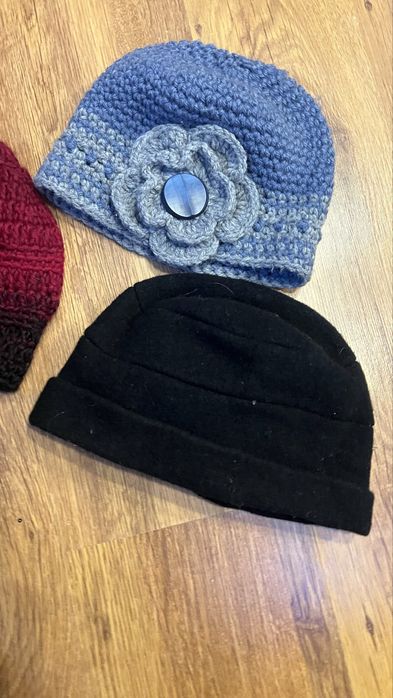 3 czapki damskie retro szydelko 2 szt i filc 1 szt