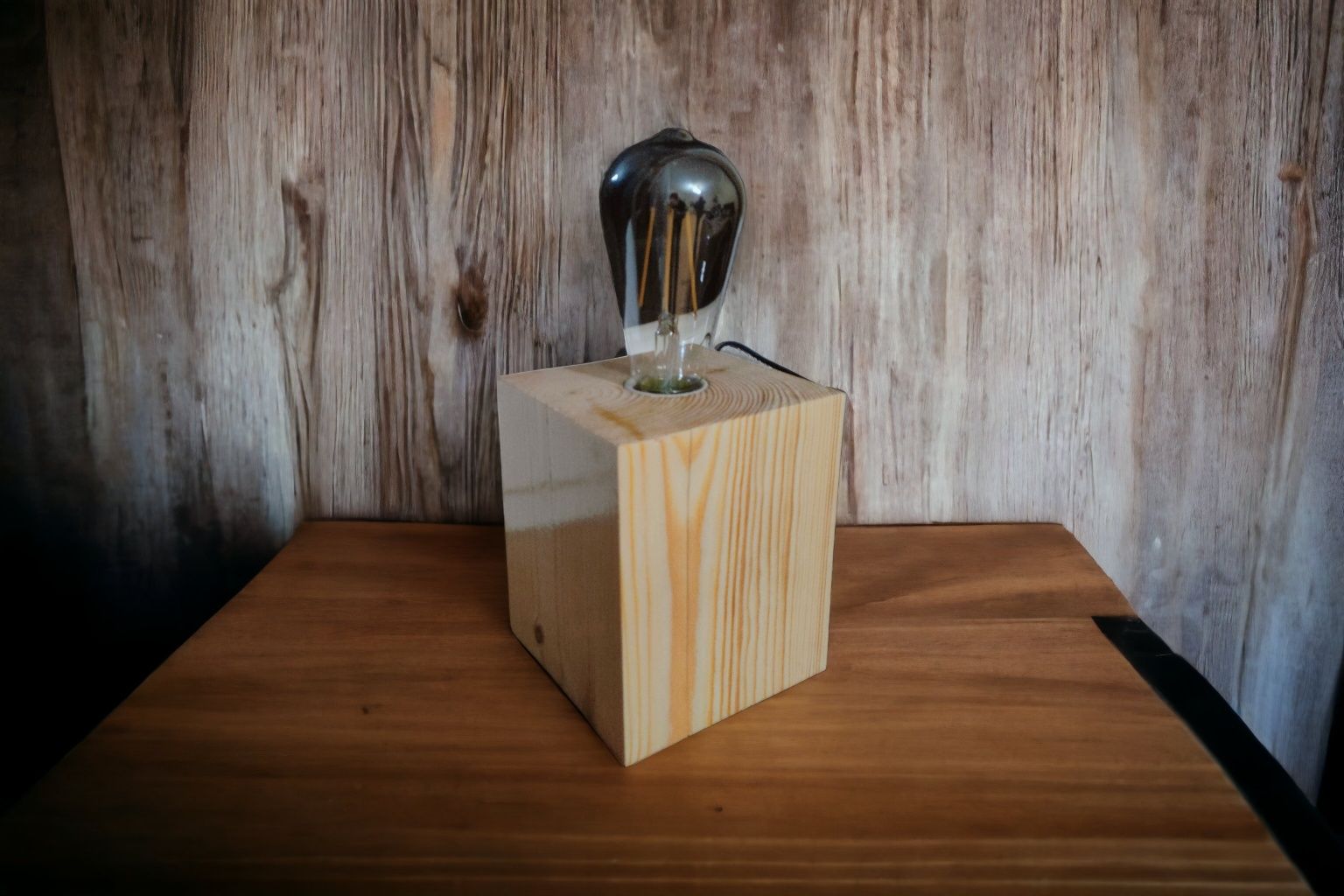 Lampa stołowa drewniana