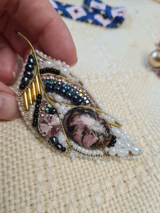 Брошка  пір'ячко. Прикраса. Родоніт