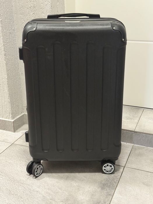 Чемодан дорожный