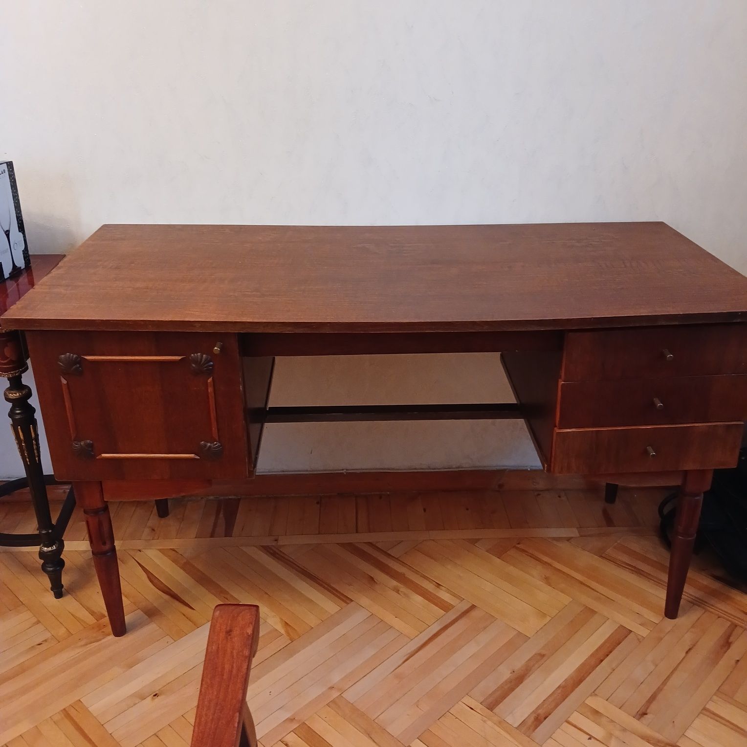 Продам стол с креслом