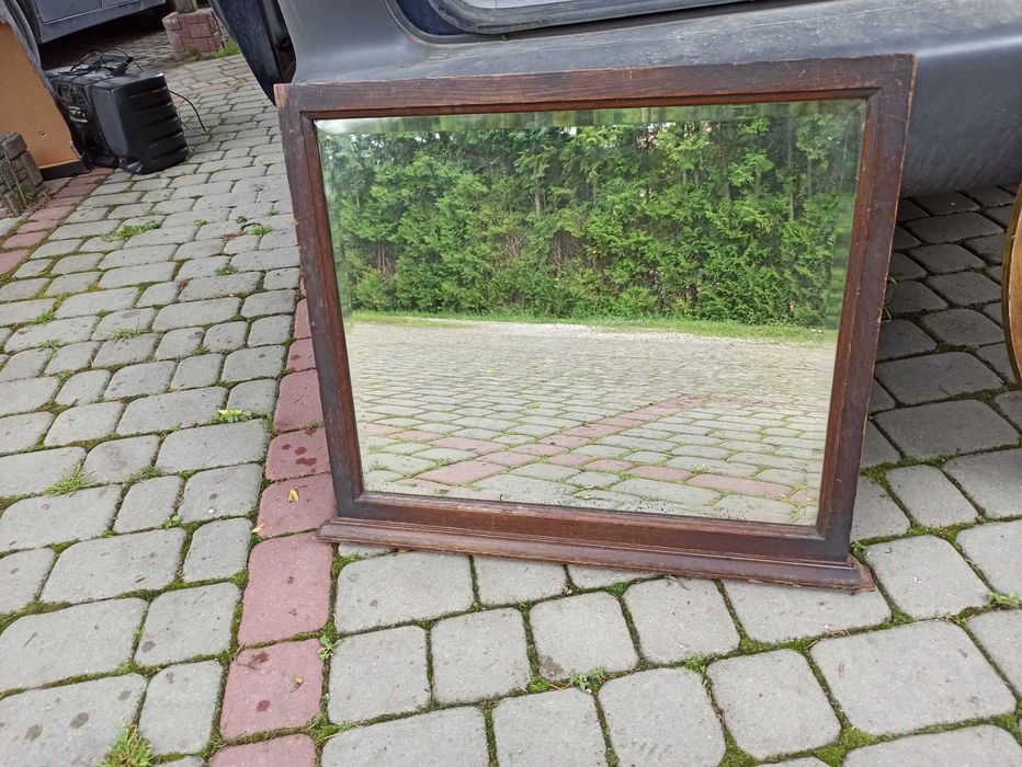 Stare przedwojenne lustro w drewnianej ramie