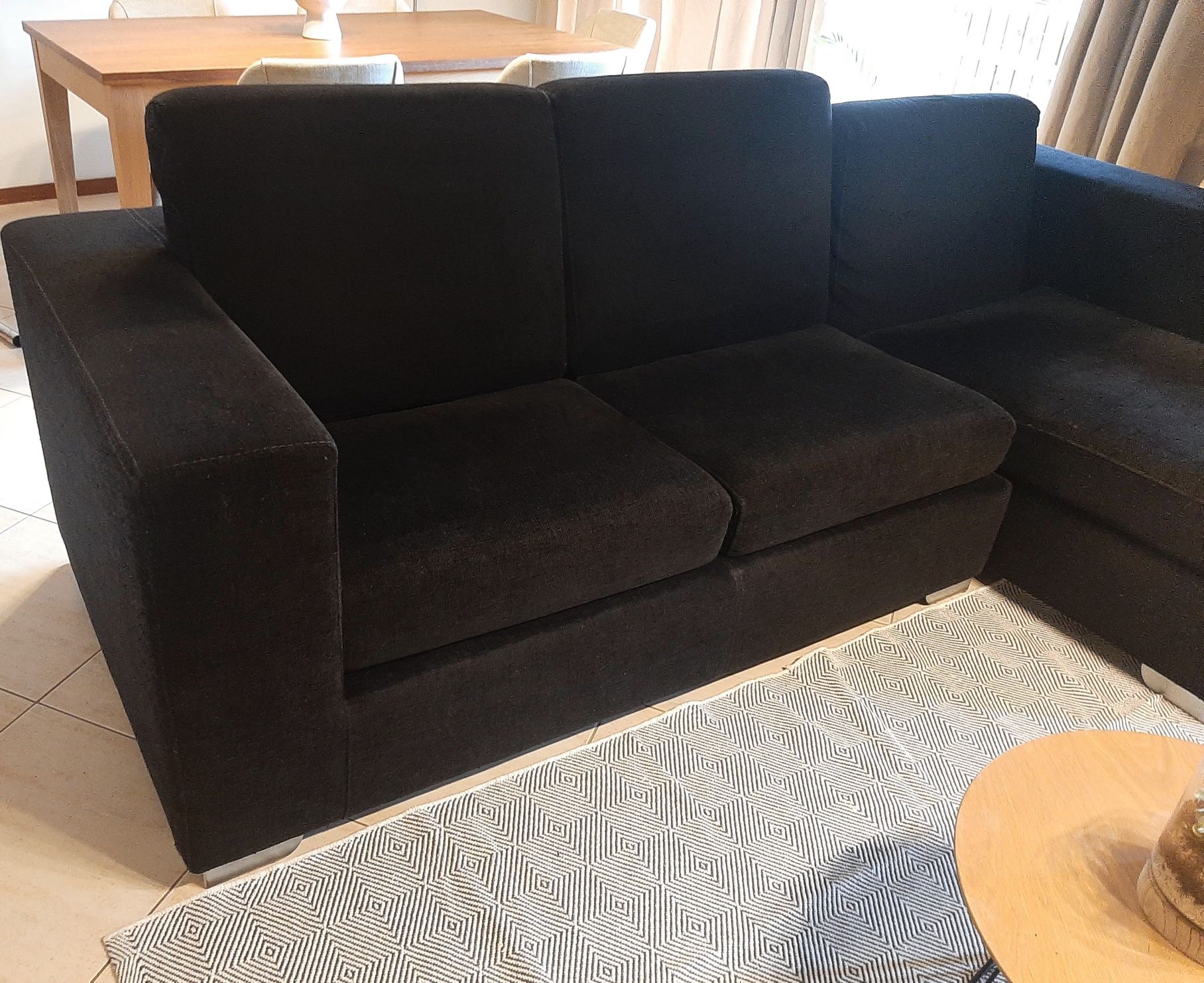 Sofa preto com chaise longue