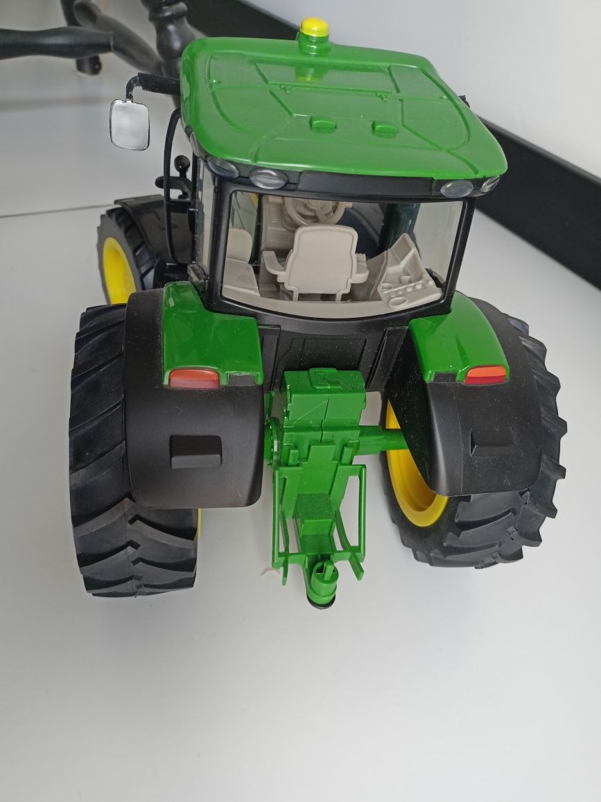 Duży traktor ciągnik John Deere dźwięki światła