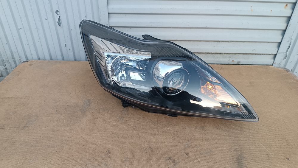 Vendo farol direito de Ford focus  xénon ano 2006/10