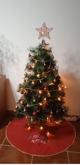 Árvore de Natal com enfeites (bolinhas)