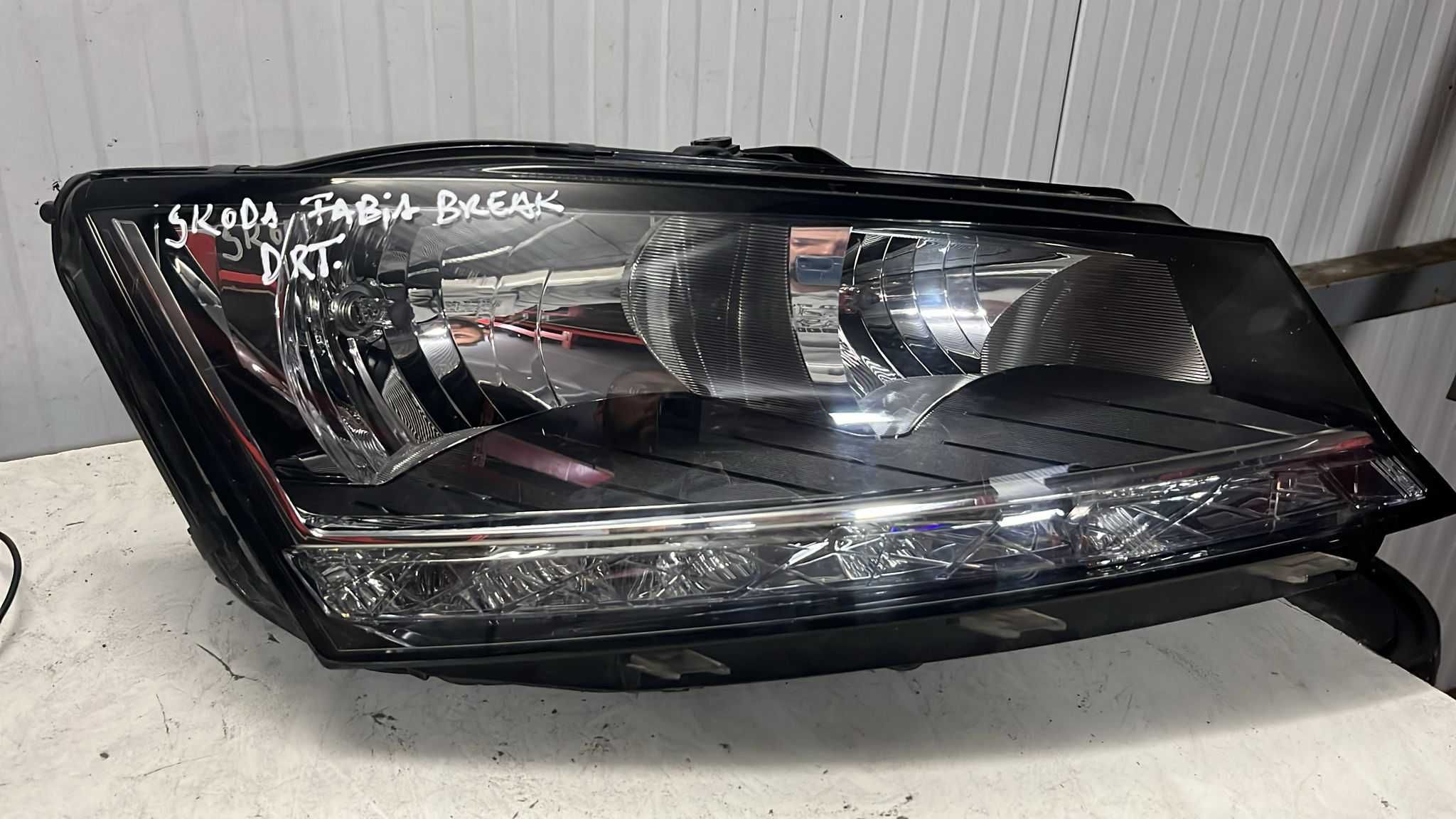 Farol direito Skoda Fabia Break de 2019 a 2021