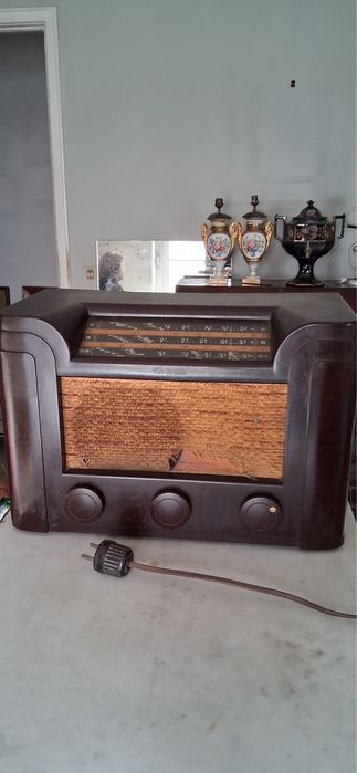 Radio antigo - com mais de cem anos , muito antigo