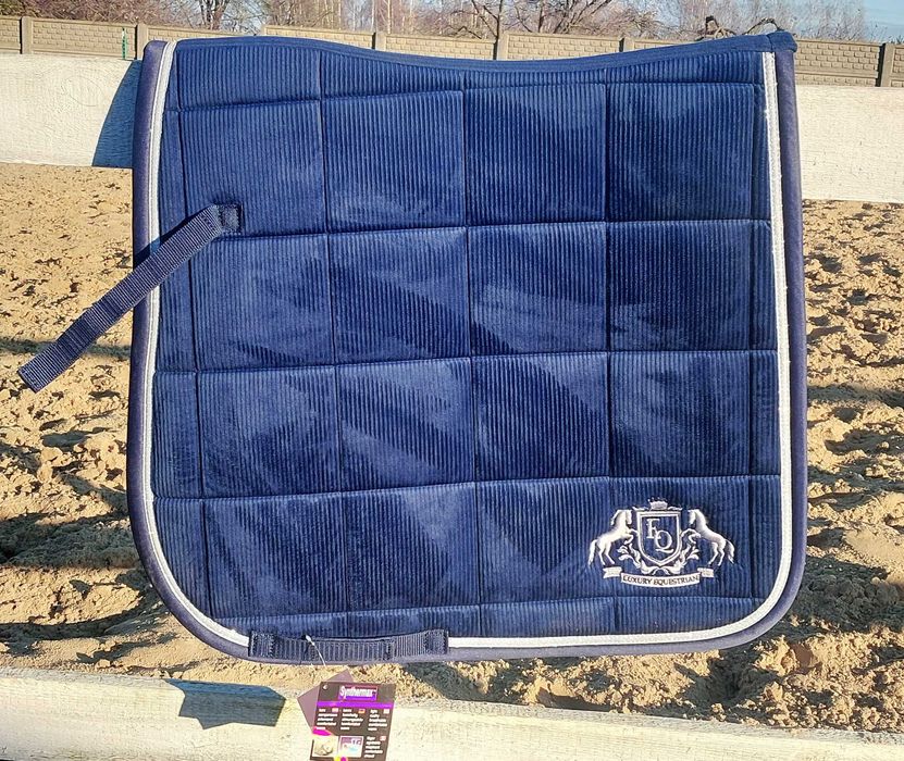 Czaprak ujeżdżeniowy marki Equestrian Queen.